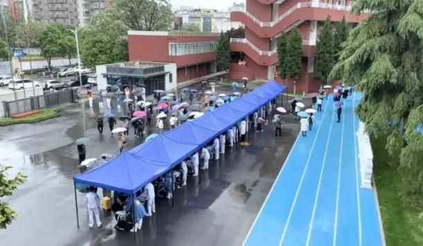 超千人雨中相聚，全透明·真体验新希望校园！