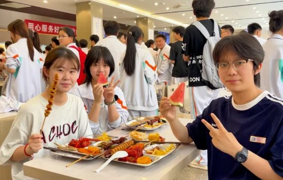 盛“虾”狂欢，热辣滚烫！西安新希望学校第二届龙虾海鲜美食节火热来袭！